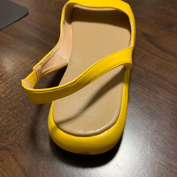 Fashionable yellow sandals - Picture 2 of 4